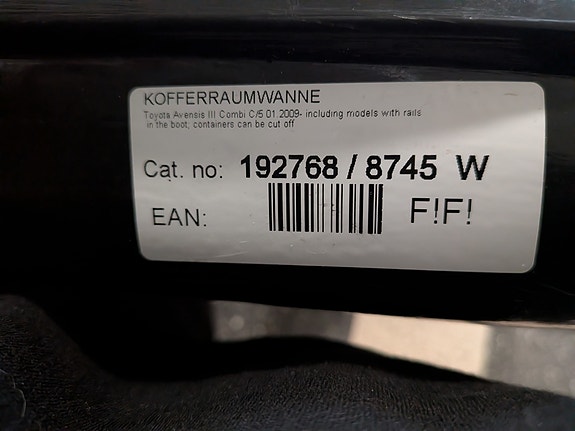 Toyota Avensiksen tavaratilan muovikaukalo