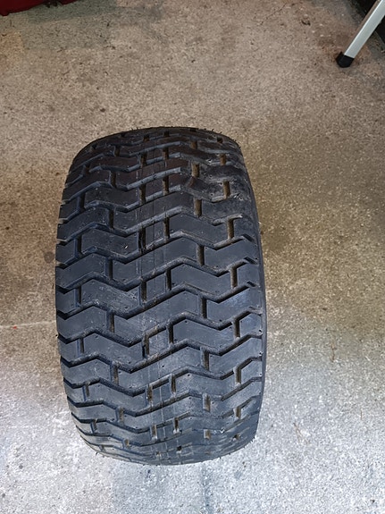 Ajoleikkurin takarengas.            18x9.50-8