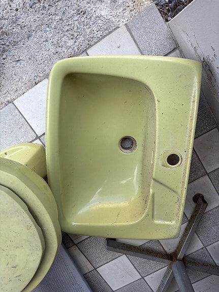 Annetaan Arabian vanha wc-istuin ja allas