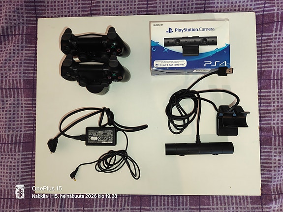 Priimat PS4 V2-ohjaimet (2kpl), Sonyn aito lataustelakka ja PS4-kamera