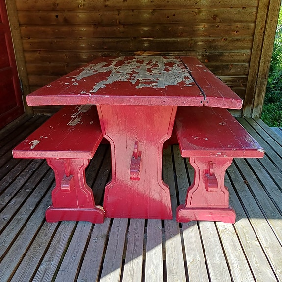 Annetaan tupapöytä ja penkit (2 kpl)