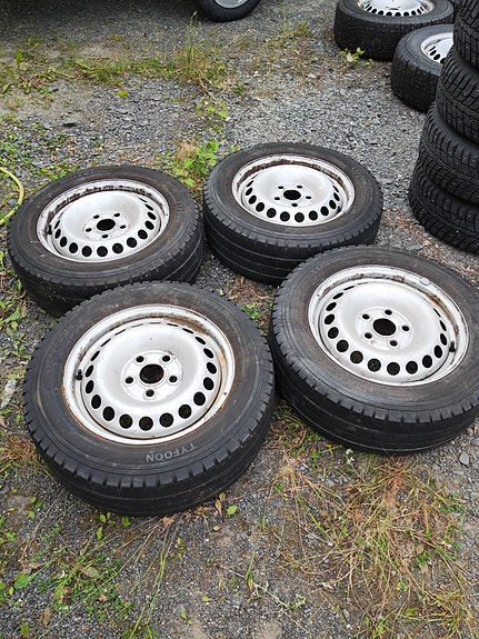 pakettiauton kesärenkaat vanteilla