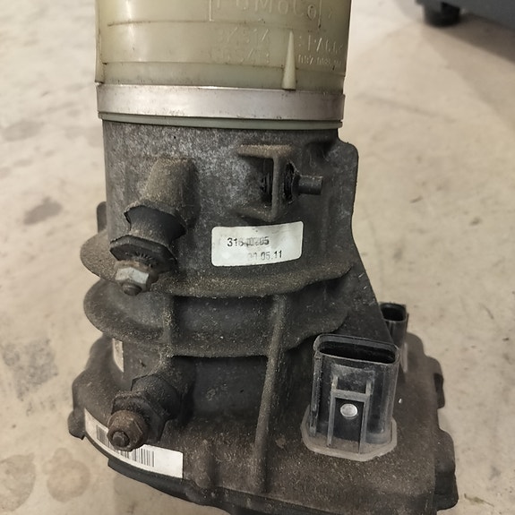 Volvo ohjaustehostimen pumppu
