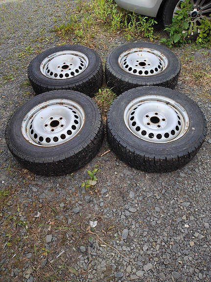 pakettiauton talvirenkaat vanteilla