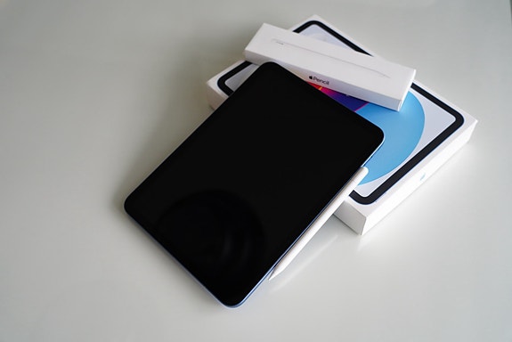 Apple iPad 64 GB (10th generation) ja Apple Pencil