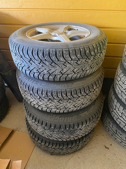 Bridgestone Blizzak 195/65 R15 95T talvirenkaat alumiinivanteilla.