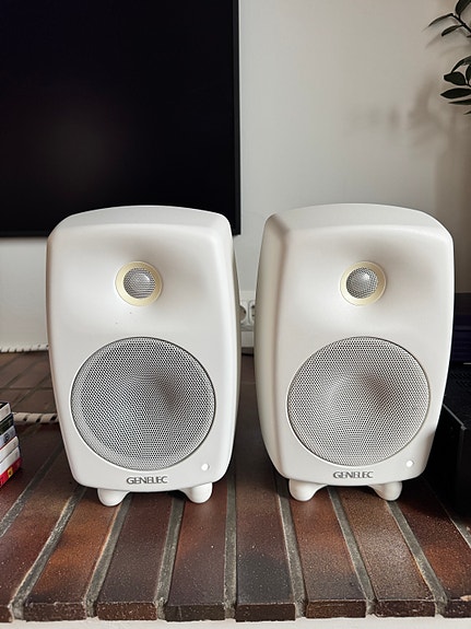 Genelec G Three aktiivikaiuttimet ja Marantz NR1506 viritinvahvistin