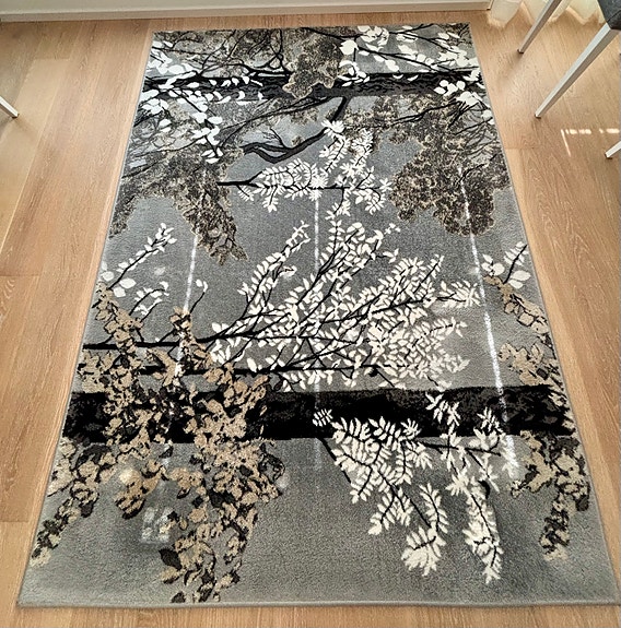 Harmaasävyinen kuviollinen matto