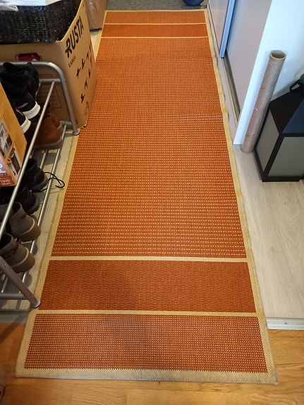 Pitkä matto.