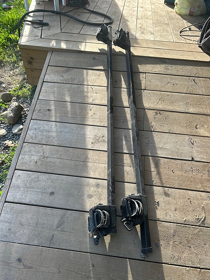 Mustat kattotelineet autoon