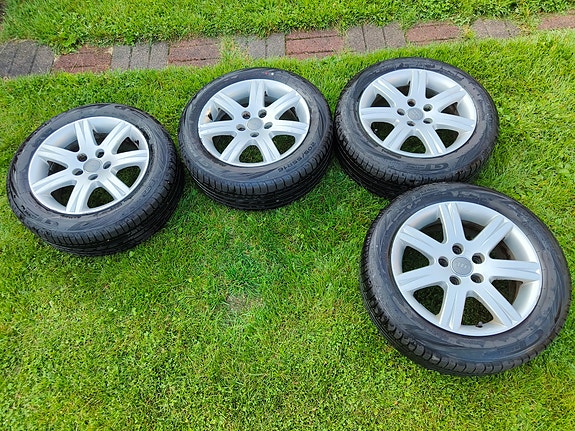 Audin alkuperäiset 16" vanteet renkailla