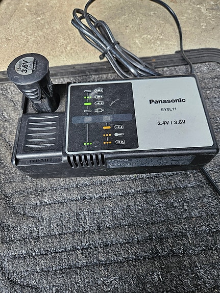 Panasonic akku ja laturi