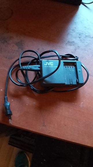 JVC akkulaturi videokameralle