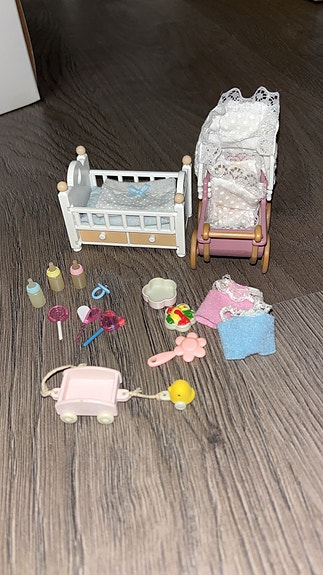 Sylvanian Families vauvan sänky, vaunut ja tarvikkeita