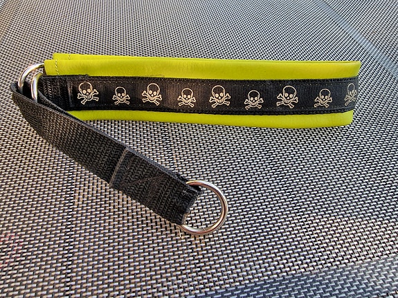 Puolikuristava panta pääkallokuosilla, 41 cm