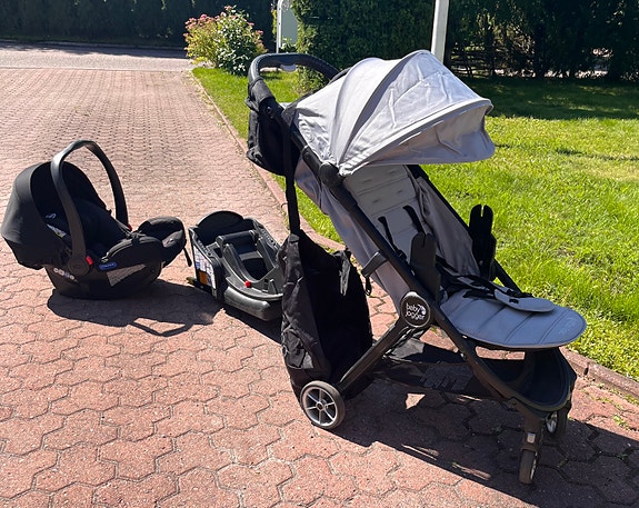 Baby Jogger City Tour 2 ‑rattaat ja Graco i‑Size turvakaukalo
