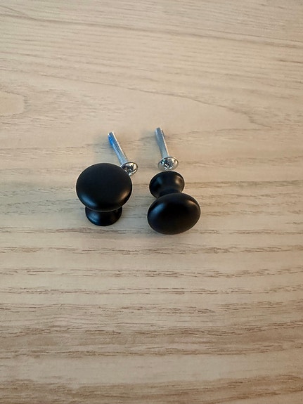 IKEA mustat vetimet kaappeihin