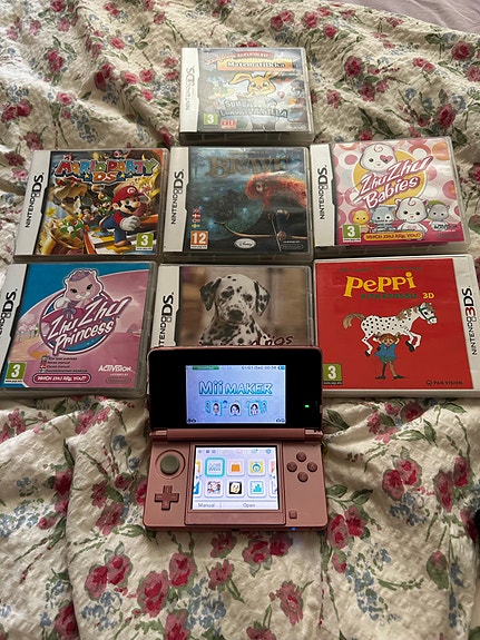 Nintendo 3DS käsikonsoli ja pelejä.
