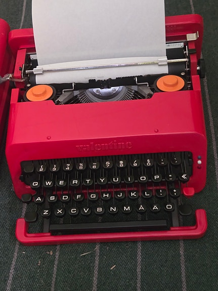 Hyväkuntoinen Valentine S retro kirjoituskone