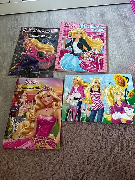 Barbie kirjat ja puuhakirjat ja palapeli