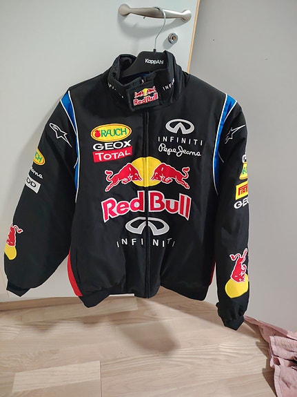 uusi red bull formula 1 takki
