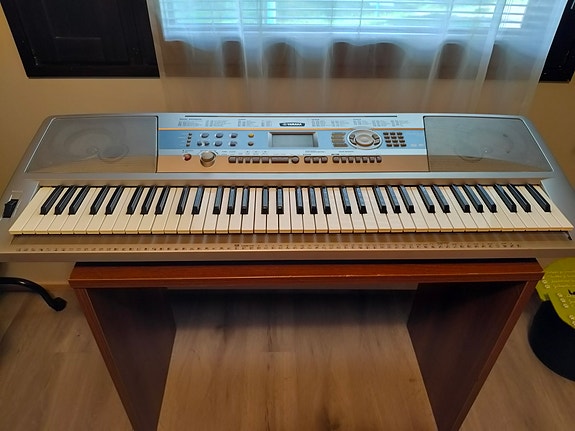 Yamaha sähköpiano koskettimilla