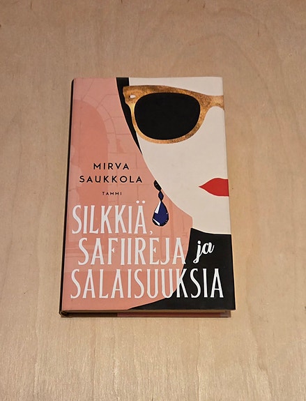 Silkkia safiireja ja salaisuuksia, Mirva Saukkola