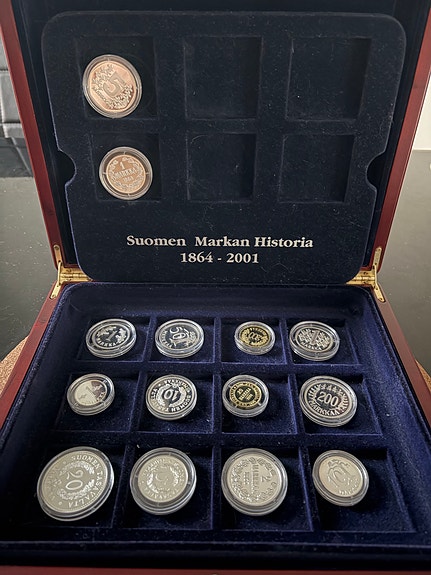 Suomen markan historia 1864–2001 - kolikkosarja puulaatikossa