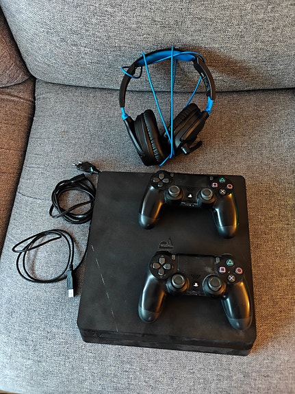 Playstation 4 Slim 500 GB + 2 ohjainta + Headset
