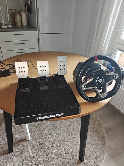 Thrustmaster T248-x rattiohjain ja polkimet PC/Xbox