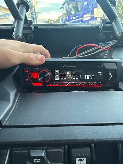 Pioneer MVH-S320BT autosoitin Bluetoothilla