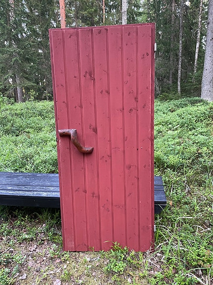 Hyvä puuovi mökille tai varastoon