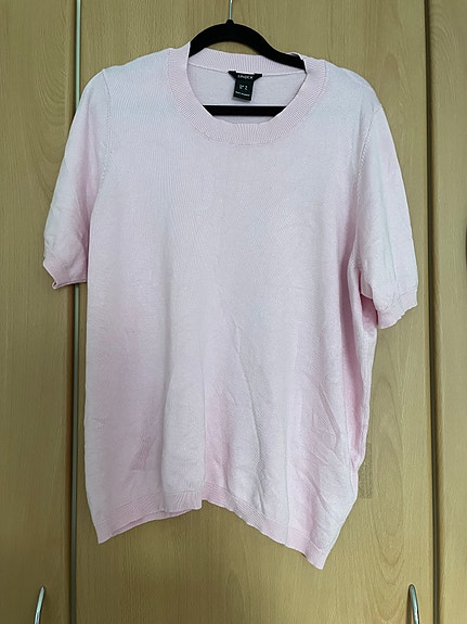 Käyttämätön pinkki paita