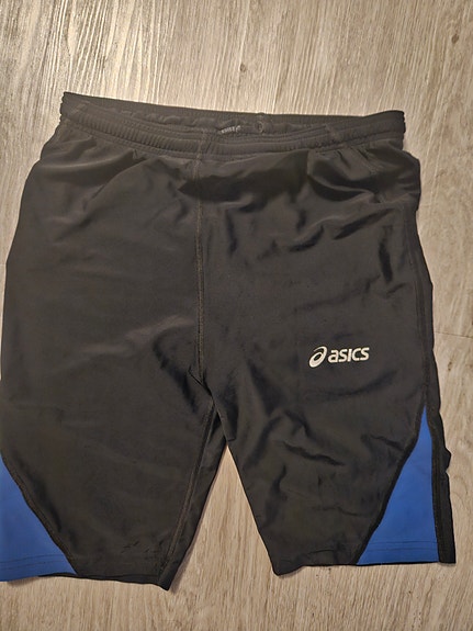 Asics juoksu ja treeni shortsit