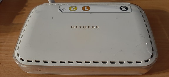 Netgear WGR614 v9 langaton reititin + virtalähde ja kaapeli