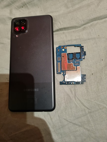 ost: Samsung galaxy a12 rikkinäinen