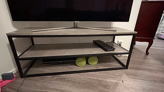 Musta metallirunkoinen TV-taso 120 × 40 cm