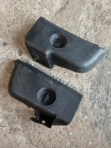 BMW E36 Coupe takavalojen taustamuovit