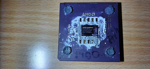 AMD Athlon 1400 MHz (Socket A / 462) – Haluttu AYHJA / Retro PC