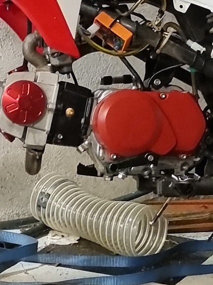 125cc moottori punaisilla osilla.
