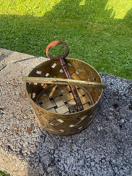 Metallinen kori ja vanha avain