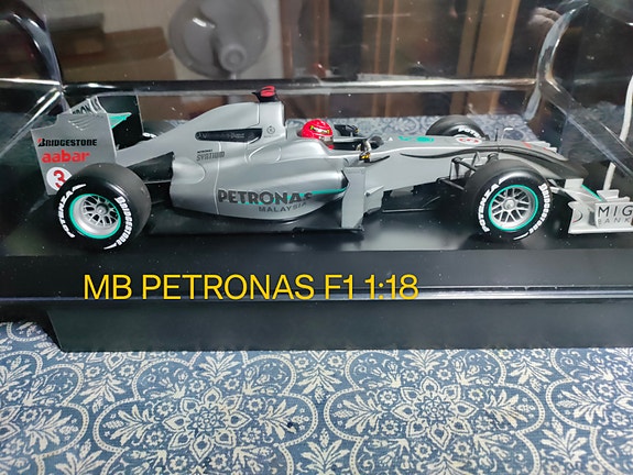 Mercedes  Petronas F1 1:18 -pienoismalli vitriinissä