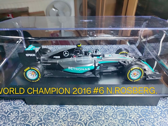 Bburago Mercedes F1 W07 Hybrid 1;18 WORLD CHAMPION