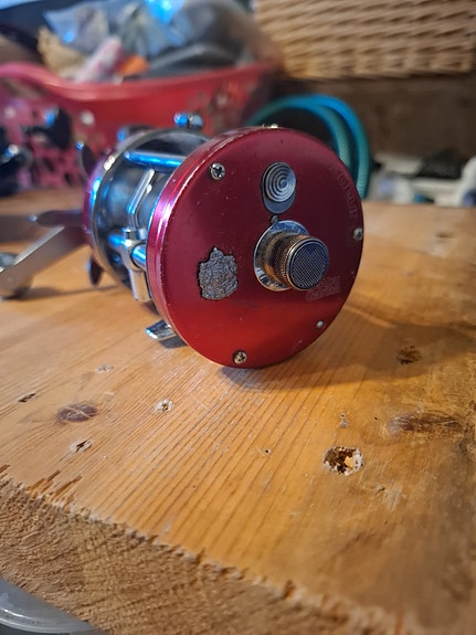 Abu Garcia Ambassadeur 7000C -hyrräkela punainen