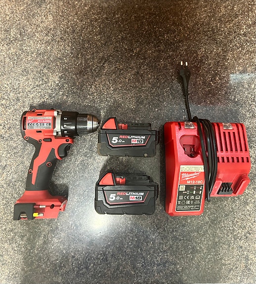 Milwaukee M18 akkuporakone + akut 5.0 ah ja laturi