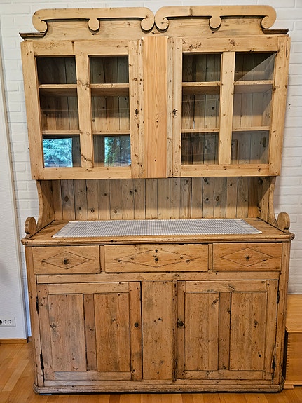 Vanha talonpoikaiskaappi