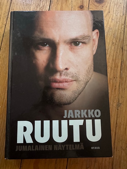 Jarkko Ruutu – Jumalainen näytelmä kirja