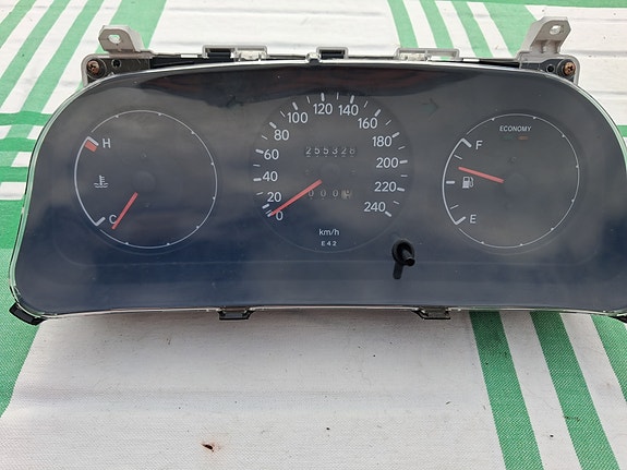 Toyota corolla e100 mittaristo