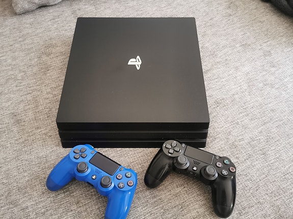Sony PlayStation 4 Pro pelikonsoli + 2 ohjainta