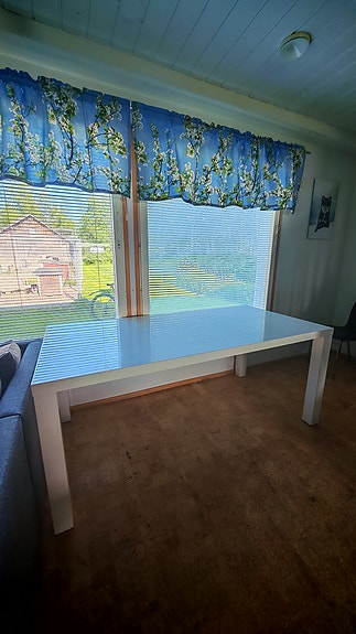 Valkoinen korkeakiilto ruokapöytä 180 x 90cm
